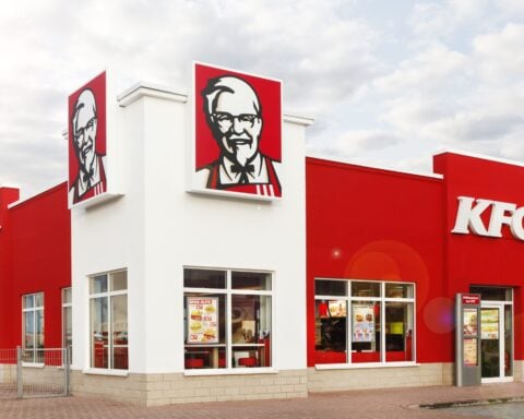 Seit KFC-Gründer Sanders das heutige Franchise gründete, gibt es tausende Filialen weltweit.