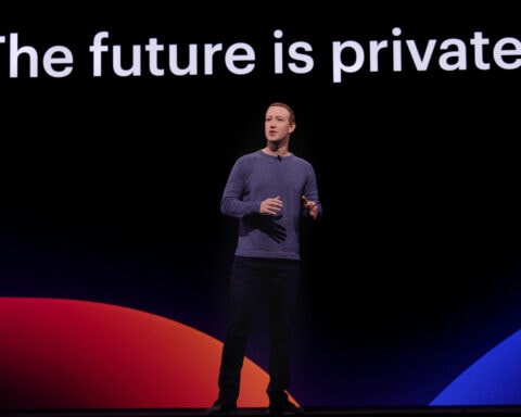 Mark Zuckerburg als Facebook-Gründer auf der Bühne.
