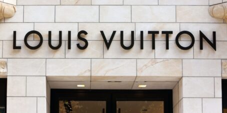 Der Name des Louis Vuitton-Gründers ragt über jedem Geschäft weltweit.