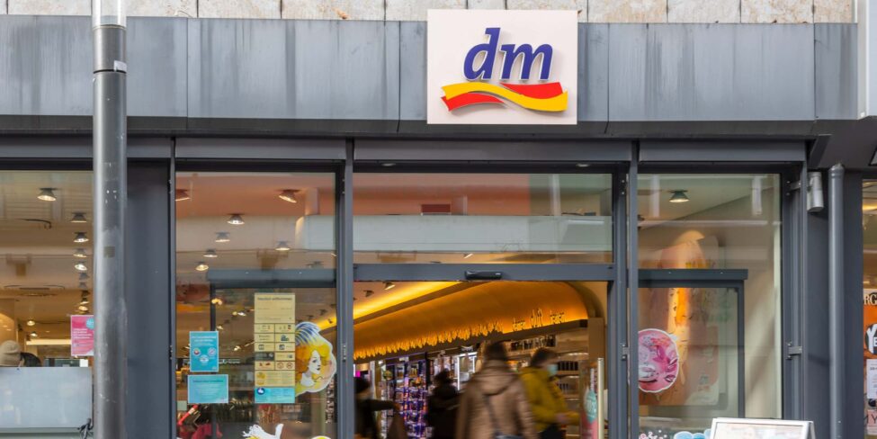dm-Gründer Götz Werner: So sieht das Logo des Drogeriemarkts aus.