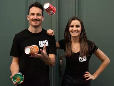 Das Gründer-Geheimnis von den beiden Gründern von feelfood. Im Bild gemeinsam mit ihren Produkten.