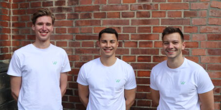 Die drei Gründer von invest wise mit einem Tshirt mit dem Unternehmenslogo